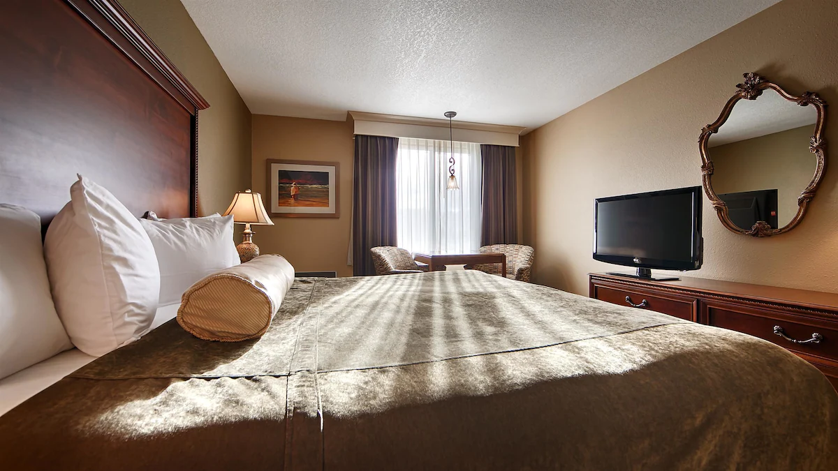 Bedroom of the Best Wester near the Coos Bay sand dunes.