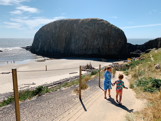 Kids going down onto the beach in Newport, Oregon