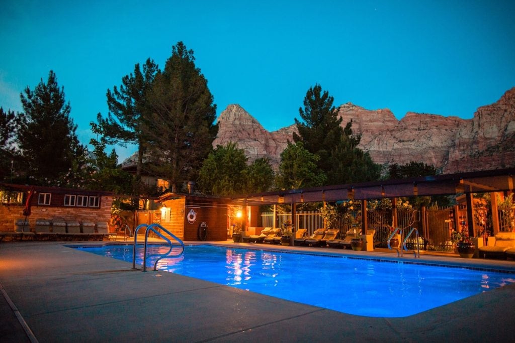 Swimming pool at Cliffrose Springdale