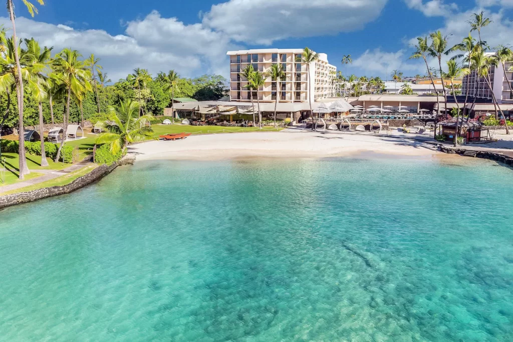 Courtyard to Marriott King Kamehameha's Kona Beach Hotel