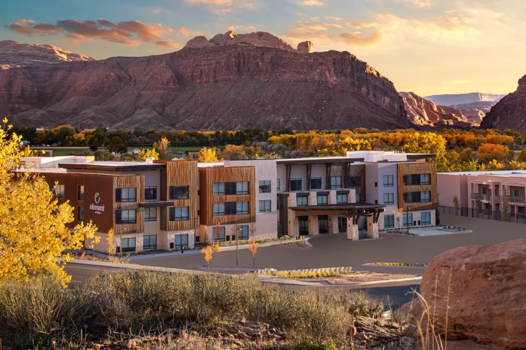Hotel in Moab at the base of the mountains