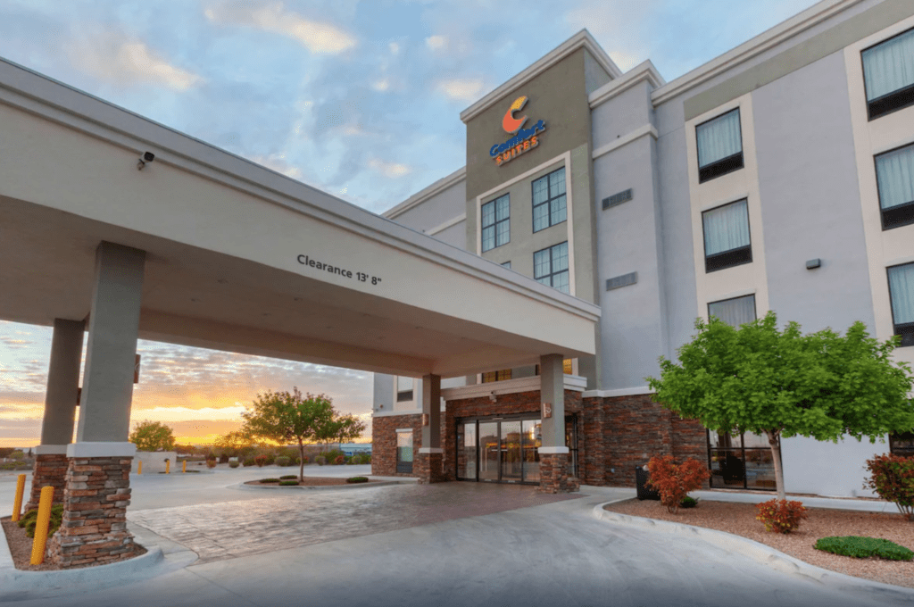 Front entrance of Comfort Suites Las Cruces I-25 North hotel.