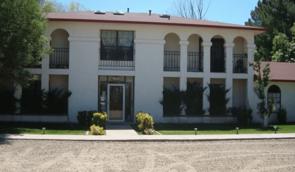 Front entry to Tavares Inn