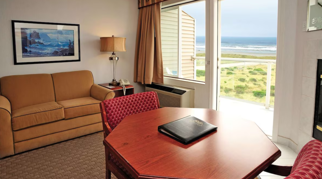 A staying room with an ocean view at Shilo Inn & Suites, one of the most dog-friendly hotels in Ocean Shores.