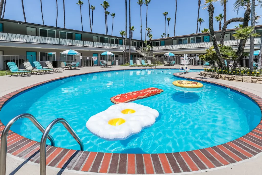 Swimming pool at Kings Inn in San Diego