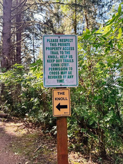 Sign pointing to the Knoll on the trail